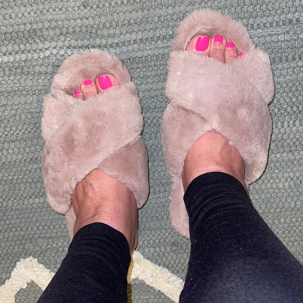 JUST FAB FUZZY GRAY SLIPPERS